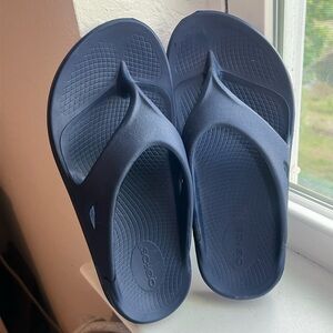 OOFOS OOriginal Recovery Footwear Sandals in Navy Blue Men’s 5 | Women’s 7